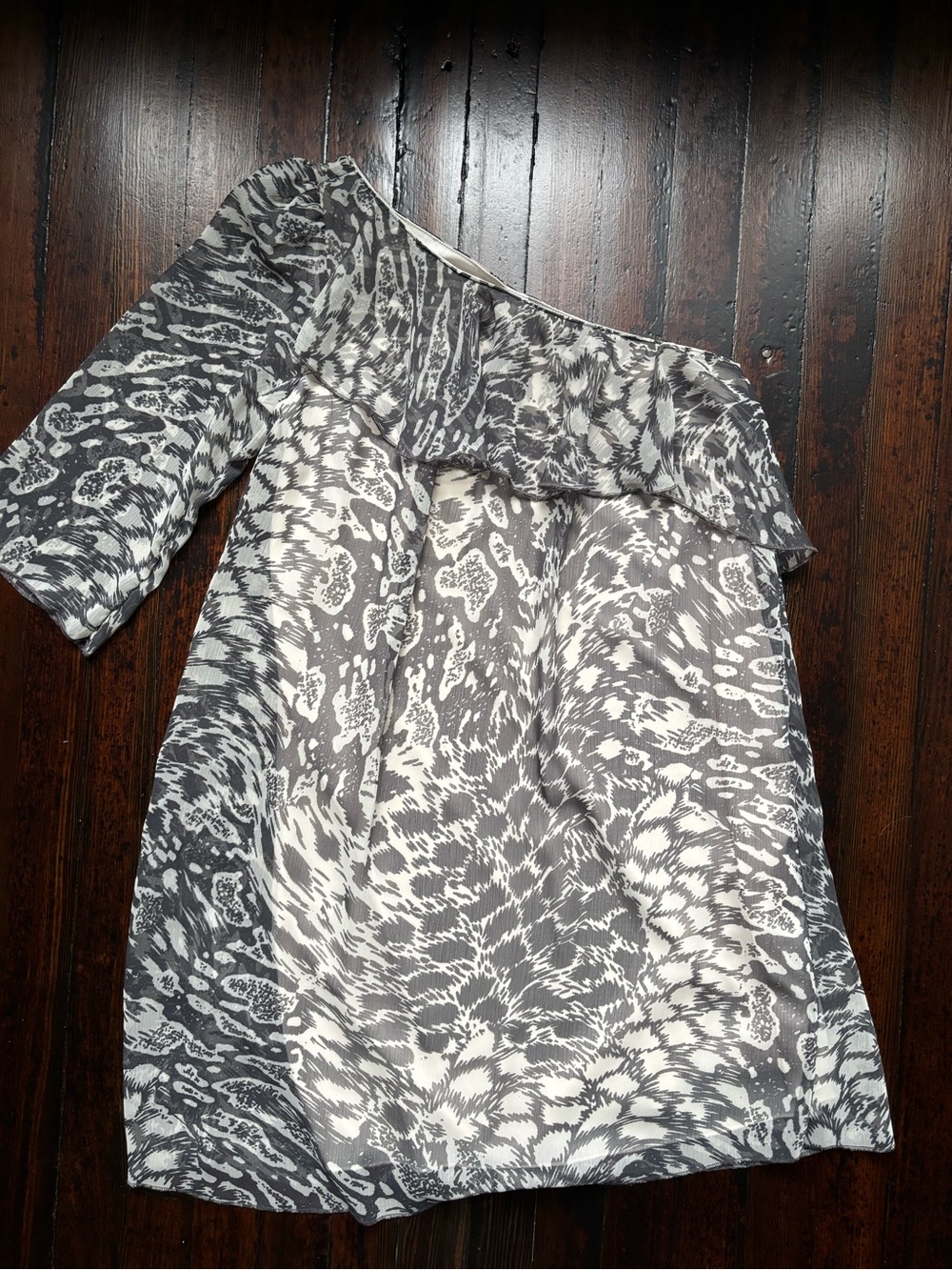 VILA One-Shoulder Gray and White Patterned Tunic